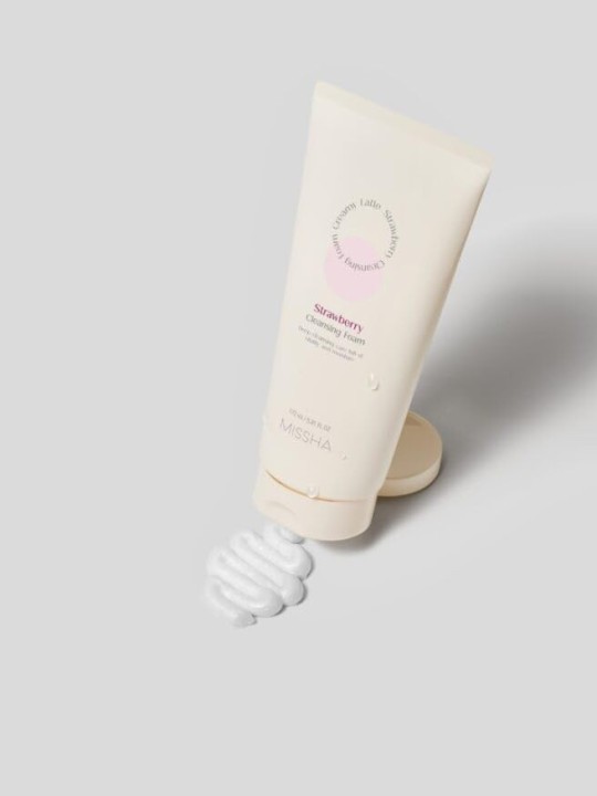 Schiuma detergente viso profonda alla fragola