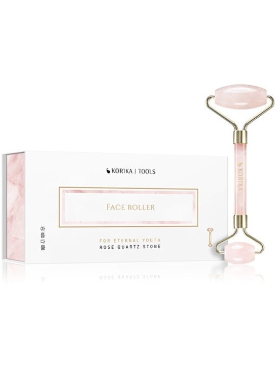 KORIKA Face Roller (rosa) - Un rullo massaggiante per il viso di una donna matura