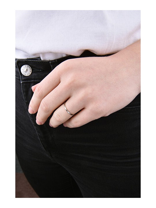 Troli Anello minimalista in acciaio con un raffinato motivo argentato - Diametro: 57 mm donna