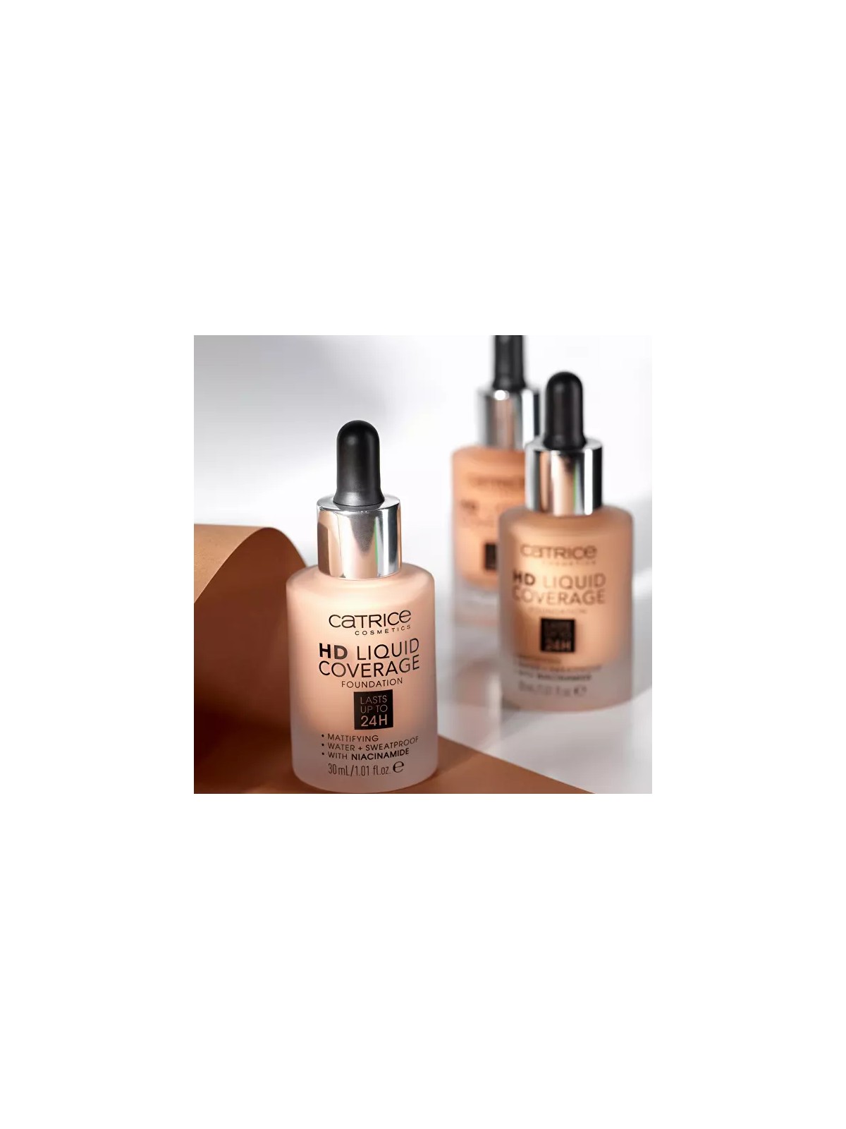 Fondotinta Catrice Liquid MakeUp HD Copertura liquida 30 ml 030 Sand Beige
